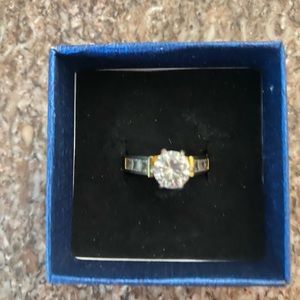 Pretty cocktail ring in gold